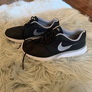 Black Nike tennis shoes. Size 9.